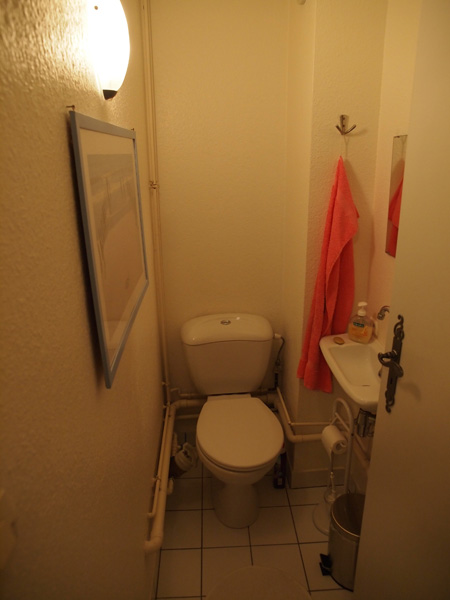 Toilets on the 1st level of the apartment No. 5.